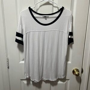 American Eagle Black and White Short Sleeve Tshirt